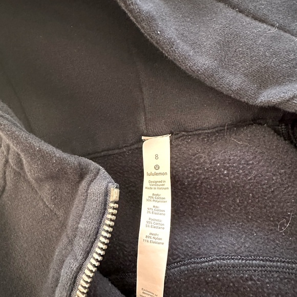 Lulu lemon Jacket 
Navy 
Size 8 
Worn a few times 
In great condition!! - Picture 5 of 5